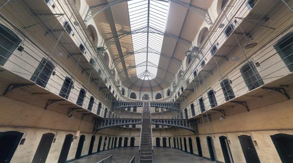 atacurile din sierra leone aproape 2 000 de detinuti au evadat dintr o inchisoare