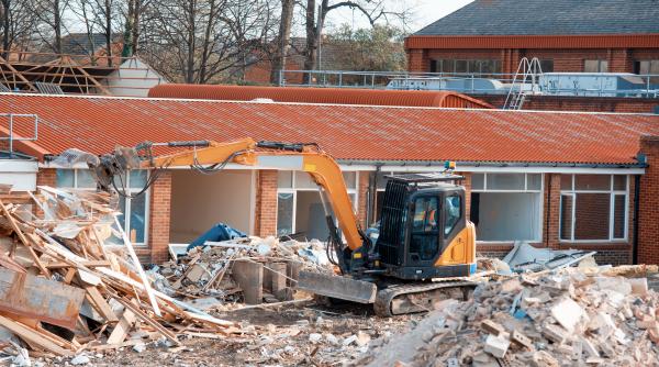 un barbat din sibiu i a distrus casa vecinului cu buldoexcavatorul pentru ca acesta i ar fi facut avansuri sotiei sale