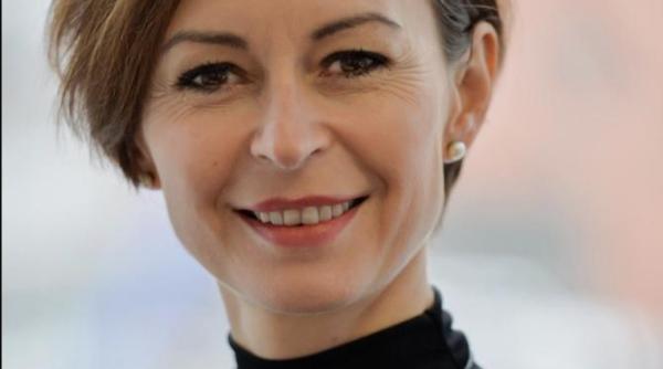 cine este romanca dana spinant numita directoare generala a directiei generale pentru comunicare a ce este exceptional de bine calificata