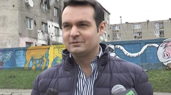 in 2011 chereches a ridicat un gard de trei metri pentru a delimita doua blocuri in care locuiau romi apoi l a pictat cu porci video