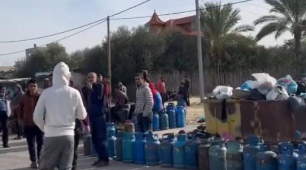 palestinienii din fasia gaza stau la cozi interminabile pentru gaz ati lasat poporul palestinian sa sufere sa flamanzeasca si sa fie distrus video