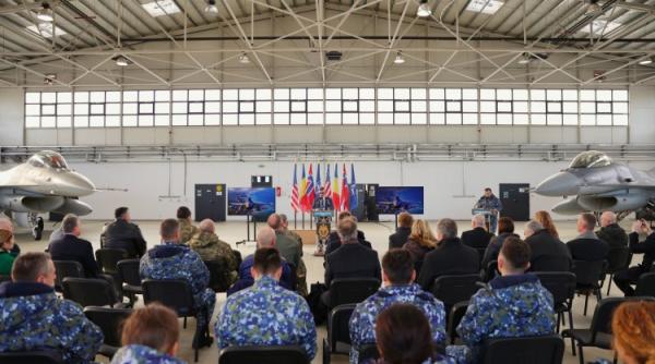primele trei aeronave f 16 cumparate de romania din norvegia au aterizat la baza aeriana de la borcea