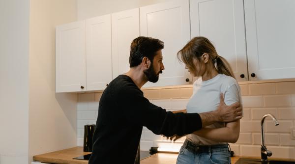 aproape jumatate dintre romani cred ca femeia trebuie sa fie supusa barbatului ionela baluta cercetator identificarea abuzurilor si a violentei psihologice devine foarte dificila