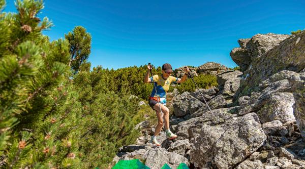 astazi alearga cu tricolorul in spate zeci de kilometri tragedia care i a schimbat complet viata directoarei muzeului de istorie naturala din sibiu