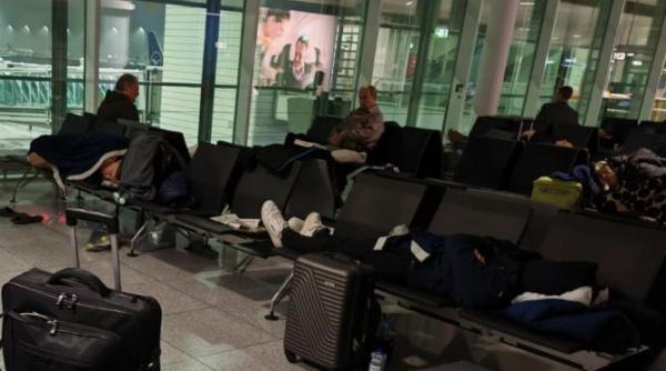 emil boc marele absent de ziua nationala a dormit pe scaune in aeroport