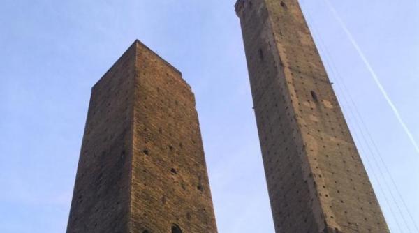 turnul garisenda din bologna in mare pericol de prabusire