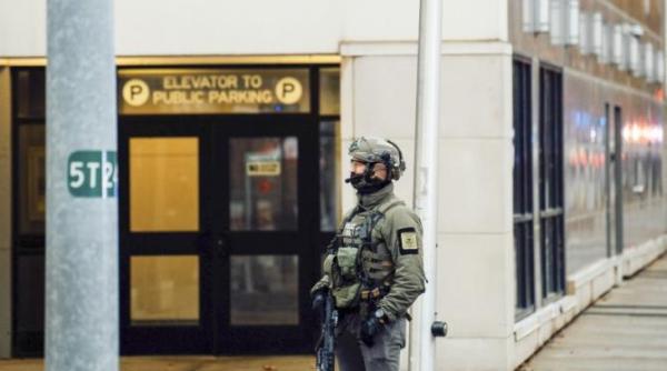 un barbat si a ucis patru rude la new york casa masacrului a fost cuprinsa de flacari atacatorul a fost impuscat mortal