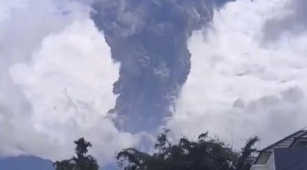 vulcanul marapi a erupt cenusa a ajuns la o altitudine de trei kilometri video