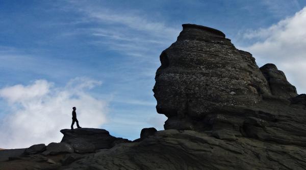 hotelul care si ar trage energie direct de la sfinxul din bucegi in romania poti avea aventura de aventura te ai caza aici video