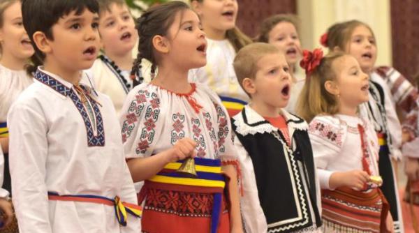 legea care marcheaza oficial perioada 6 31 decembrie ca fiind zilele colindului din romania
