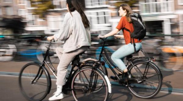 cum sunt respectati biciclistii in germania si suedia titi aur la noi iti e frica sa trimiti copilul cu bicicleta la paine video