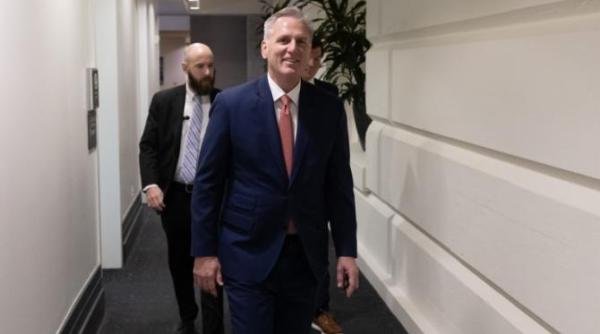 sua fostul presedinte al camerei reprezentantilor kevin mccarthy anunta ca va pleca din congres starnind ingrijorare in randul republicanilor
