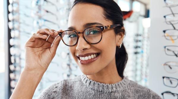 5 factori pe care sa ii iei in considerare atunci cand alegi ramele de ochelari