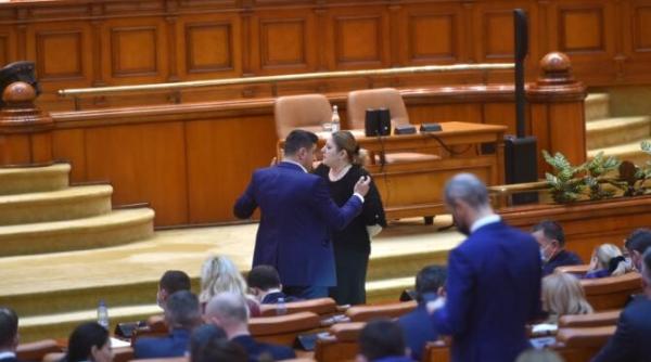 cum vad tinerii circul din parlamentul romaniei hahaieli jigniri si discutii irelevante lipsa de profesionalism si demnitate dar romanii nu sunt alertati