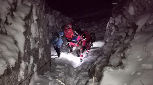 salvamontistii din zarnesti au lucrat 16 ore pentru salvarea unei turiste din mexic accidentata grav dupa ce a cazut intr o rapa