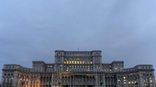 atentie cade tencuiala la palatul parlamentului masurile deputatilor nu se mai face curatenie in zonele periculoase