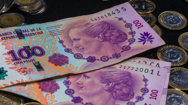 argentinienii se confrunta cu masurile de austeritate moneda locala s a devalorizat cu peste 50prc multi oameni vor suferi