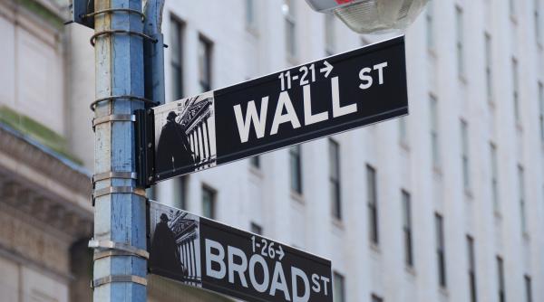 piata bursiera americana isi tine respiratia doua momente cheie pentru wall street o decizie si o declaratie sansa de 79prc