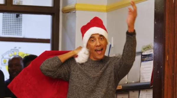 barack obama a impartit cadouri la o scoala imbracat in costum de mos craciun