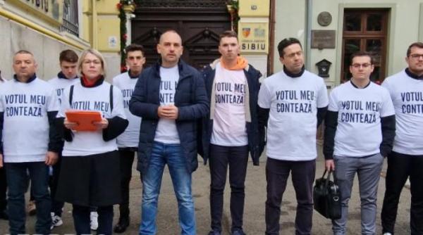 primul protest al unor consilieri judeteni in fata sediului consiliului judetean a fost organizat de usr