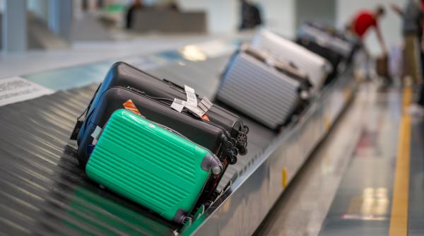 intr un aeroport s a furat din bagaje paisprezece angajati au fost arestati