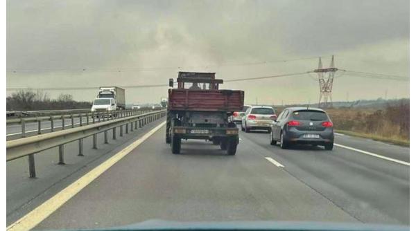 barbatul care a intrat cu tractorul autostrada a1 era atat de beat incat un sofer de tir s a urcat la volan sa i mute vehiculul pe banda de urgenta