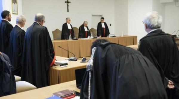 fostul oficial al vaticanului angelo becciu condamnat la cinci ani si jumatate in scandalul de coruptie becciu papa francisc m ar fi vrut mort