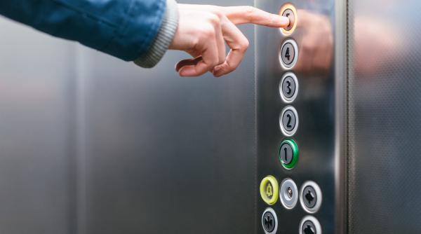 la spitalul judetean slatina a murit o femeie in lift ascensorul a fost blocat 20 de minute prefectul mario de mezzo una din primele prioritati a fost ca eu sa nu aflu rezultatele necropsie update