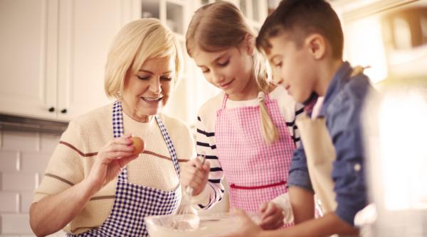 biscuitii de casa deliciul pentru mos craciun copiii pot sa isi manifeste creativitatea alaturi de bunici