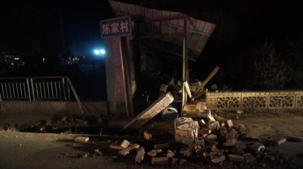 cel putin 118 persoane au murit dupa un cutremur cu magnitudinea de 6 2 care a lovit nord vestul chinei presa de stat