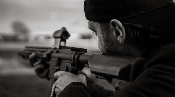 imaginile groazei din praga atacatorul surprins in timp ce tinteste civilii oamenii au stat refugiati pe cornisa unei cladiri foto