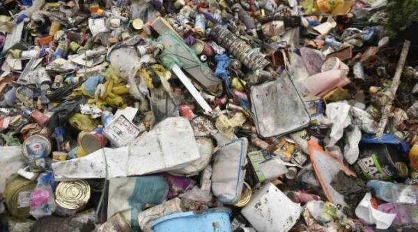 peste 60 de tone de deseuri provenite din tari europene blocate sa intre in tara la vama in acte figurau ca mobilier imbracaminte second hand si saltele