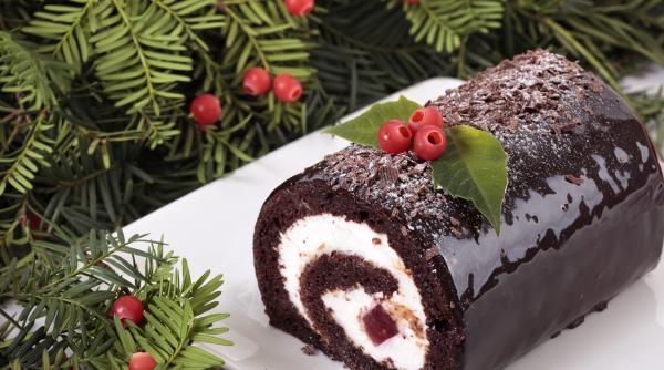 buche de noel prajitura de efect de pe masa festiva de craciun