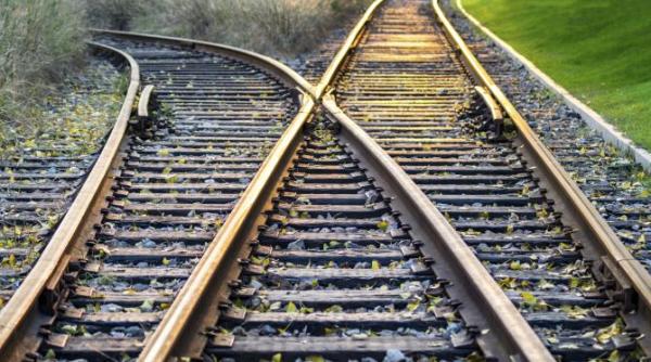 locomotiva trenului rosiori nord bucuresti basarab a deraiat mai multe trenuri sunt oprite in garile adiacente