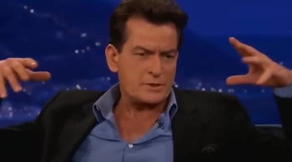 actorul charlie sheen a fost atacat o vecina a intrat in casa lui si a incercat sa l sugrume