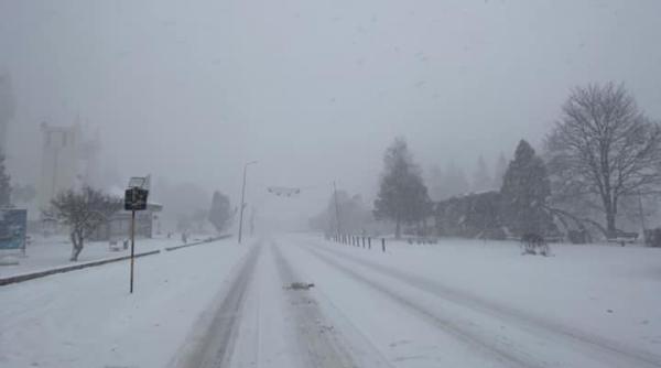 soferii s au inghesuit pe valea prahovei cu anvelope de vara trafic blocat la predeal unde se circula pe zapada