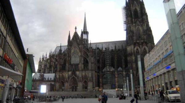 germania este vigilienta cu terorismul islamist toti iubim traditiile noastre de craciun si nu vom fi intimidati