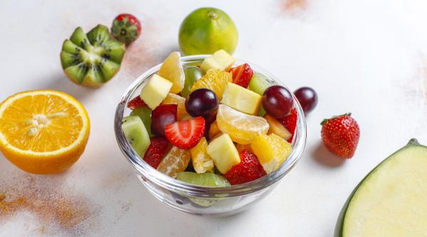 salata de fructe stropita cu alcool reteta senzationala