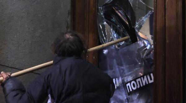 proteste ale opozitiei la belgrad 38 de arestari si opt politisti raniti in urma manifestatiilor