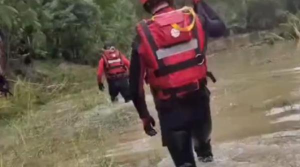 inundatiile au facut prapad in africa de sud echipele de salvare cauta persoanele disparute video