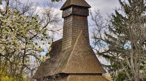 in fata muzeului satului se vindeau mici paula popoiu eu eram cea care abuza am avut nenumarate plangeri aici au venit regele charles dar si imparatul japoniei