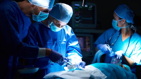 un pacient ar putea sa isi refoloseasca mana paralizata dupa o operatie de pionierat a chirurgilor italieni