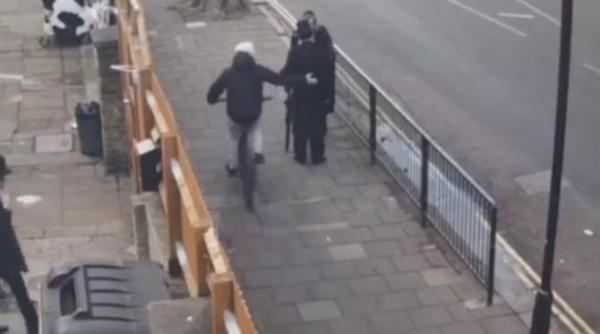 act antisemit in londra un biciclist loveste din mers mai multi evrei in cap video