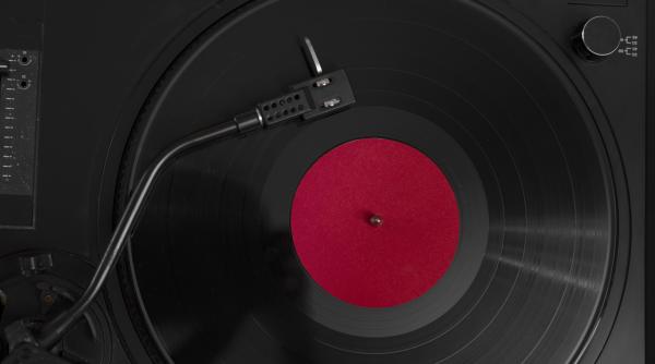 vanzarile de vinil din marea britanie la cel mai inalt nivel din 1990 taylor swift este in frunte