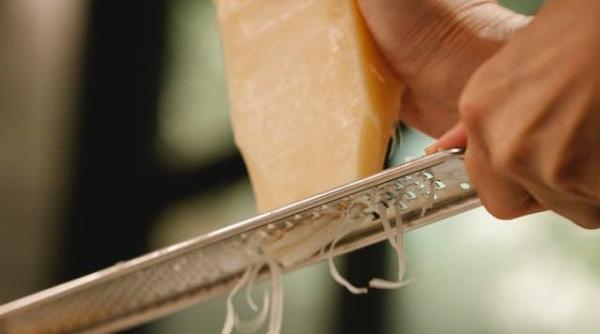 cinci produse de branza din uk a fost retrasa de la raft dupa ce o persoana a murit de e coli