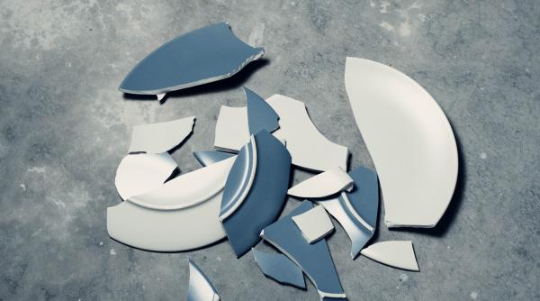 traditii ciudate de revelion in alte tari poporul care sparge farfurii la cumpana dintre ani