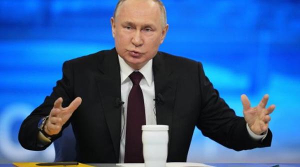 putin a aparut singur cu imaginea kremlinului in fundal in discursul sau de anul nou