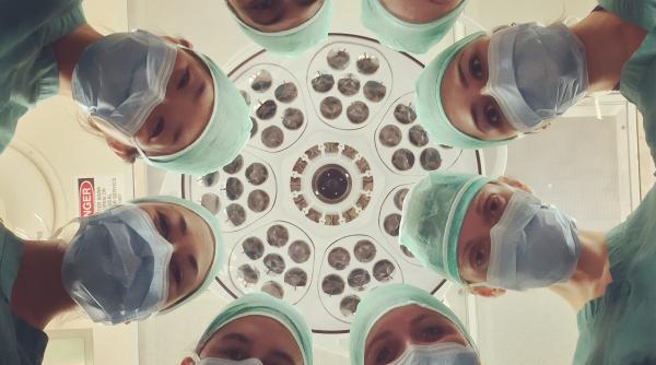 un barbat care vorbeste o limba necunoscuta a fost internat intr un spital din los angeles