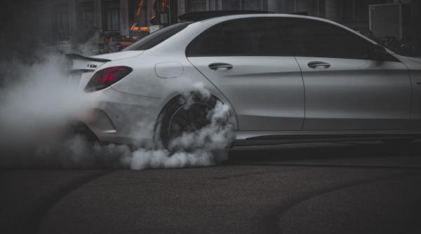 cum franezi corect si cum controlezi masina in timpul unui derapaj titi aur acolo este marea problema