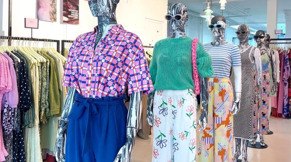 biblioteca de haine solutia gasita de patru tinere pentru a reduce impactul asupra mediului costul inchirierii de la 50 de centi la cativa euro